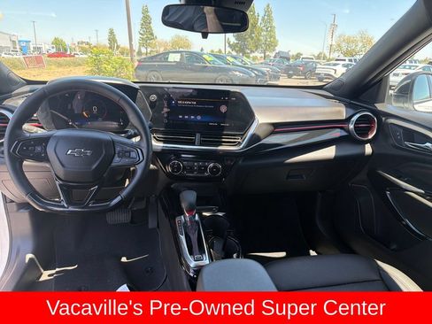 Used 2025 Chevrolet Trax RS w/ Sunroof Package FWD image 12
