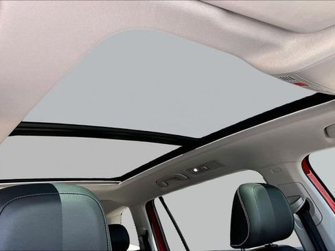 Used 2024 Volkswagen Tiguan SE w/ Panoramic Sunroof Package AWD/4WD image 27