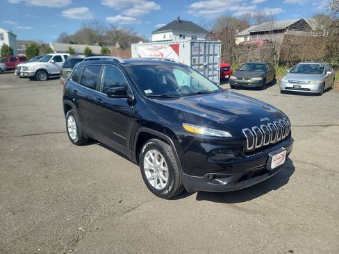 Used 2018 Jeep Cherokee Latitude Plus w/ Cold Weather Group AWD/4WD image 10