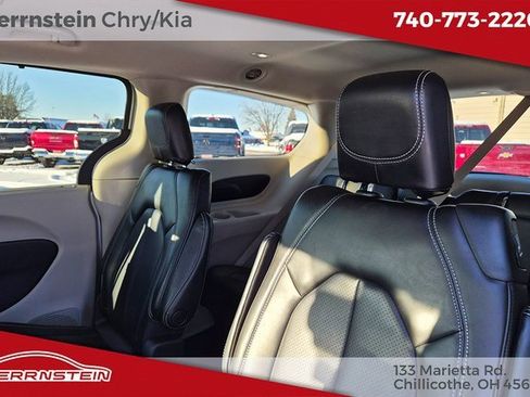 Used 2023 Chrysler Pacifica Touring-L image 26