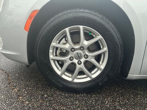 Used 2024 Chrysler Pacifica Touring-L image 26