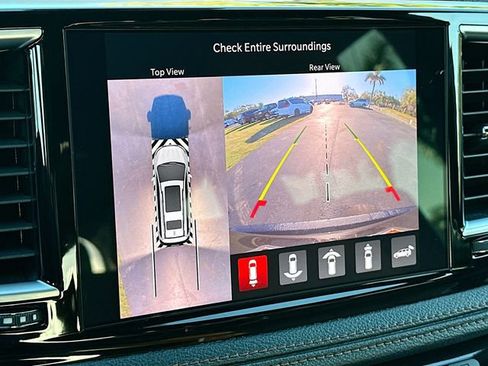 Used 2025 Chrysler Pacifica Pinnacle image 14