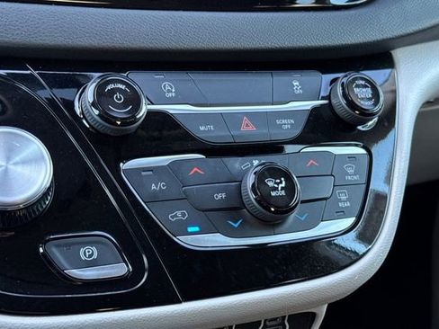 Used 2024 Chrysler Voyager LX image 23