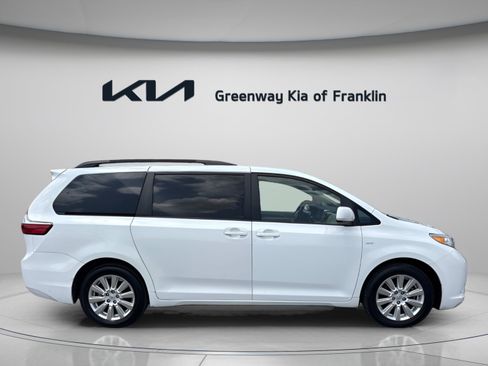 Used 2017 Toyota Sienna LE AWD/4WD image 8