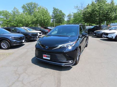 Used 2025 Toyota Sienna Platinum AWD/4WD image 1