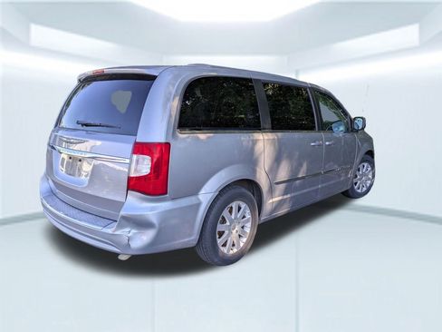Used 2016 Chrysler Town & Country Touring image 5