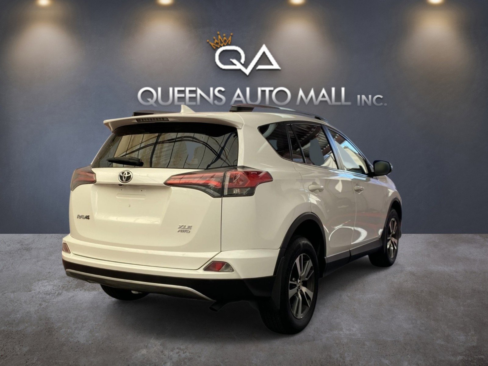 Used 2018 Toyota RAV4 XLE AWD/4WD image 6