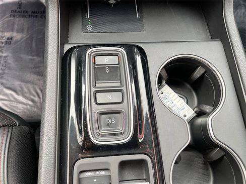 Used 2025 Honda Pilot Black Edition image 17