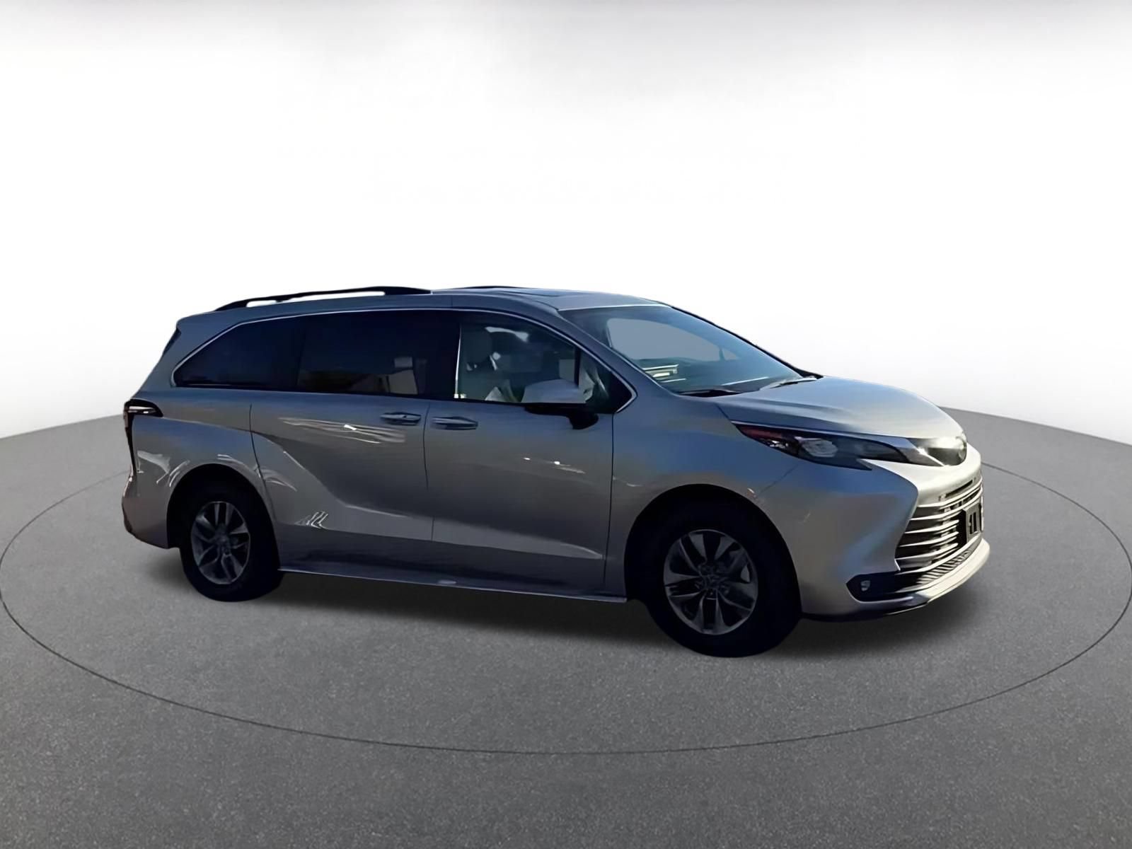 Used 2025 Toyota Sienna XLE FWD image 2