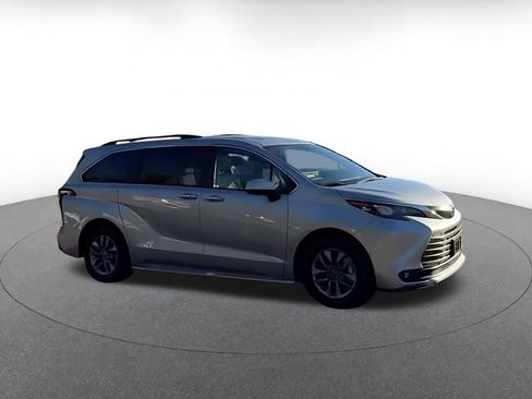 Used 2025 Toyota Sienna XLE FWD image 2