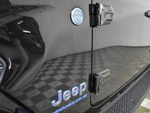 Used 2025 Jeep Wrangler Unlimited Sahara AWD/4WD image 43