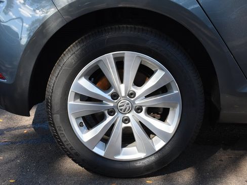 Used 2021 Volkswagen Golf 4-Door image 5