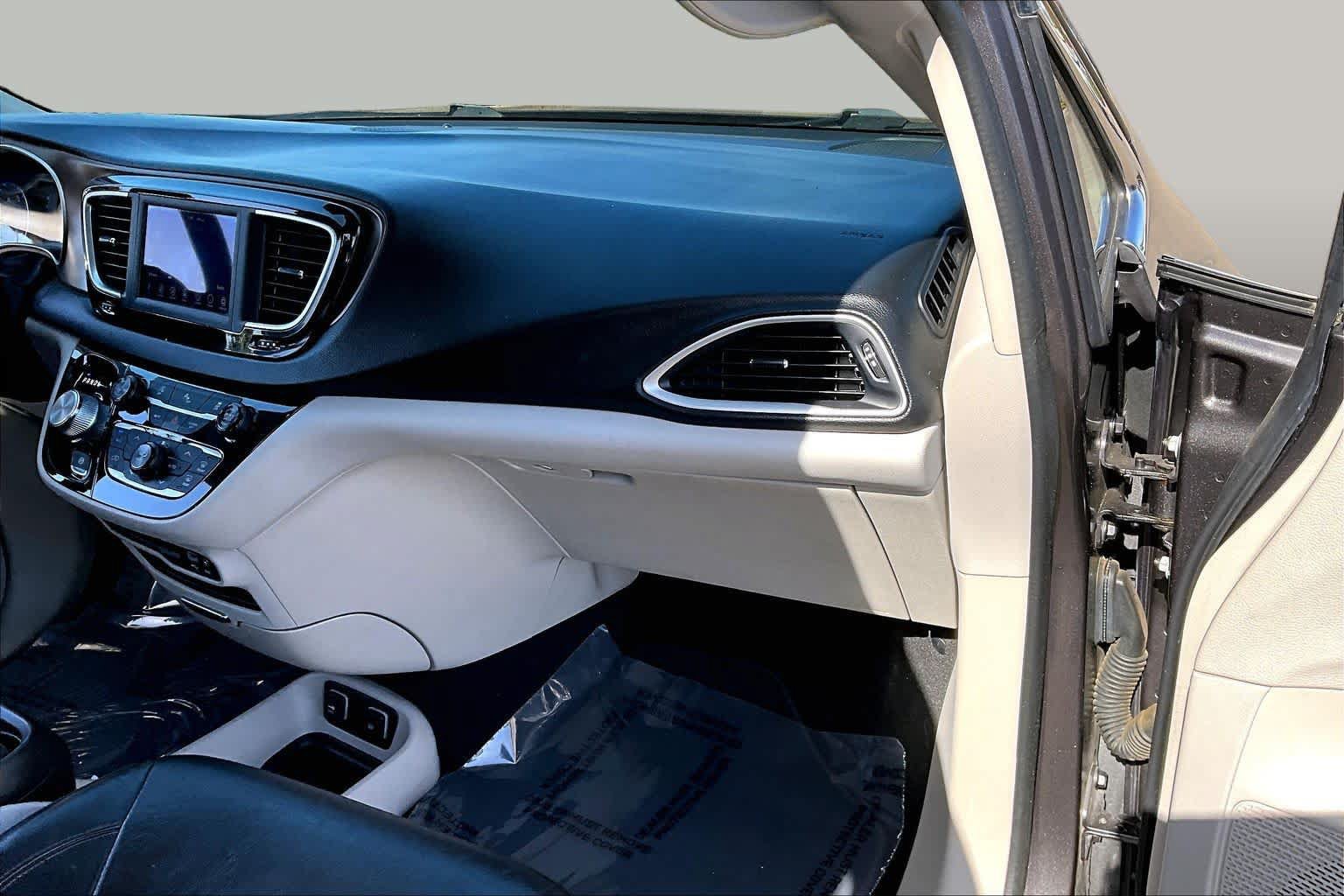 Used 2018 Chrysler Pacifica Touring-L FWD image 18