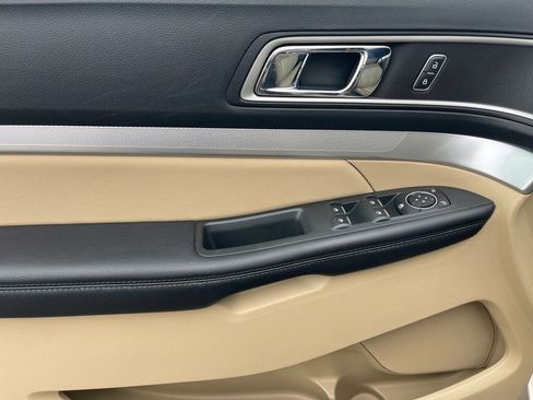 Used 2017 Ford Explorer XLT image 10