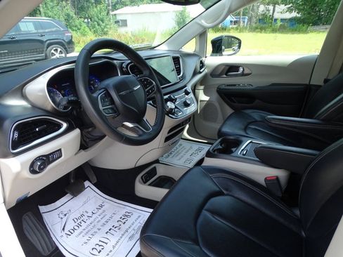 Used 2024 Chrysler Pacifica Touring-L FWD image 10