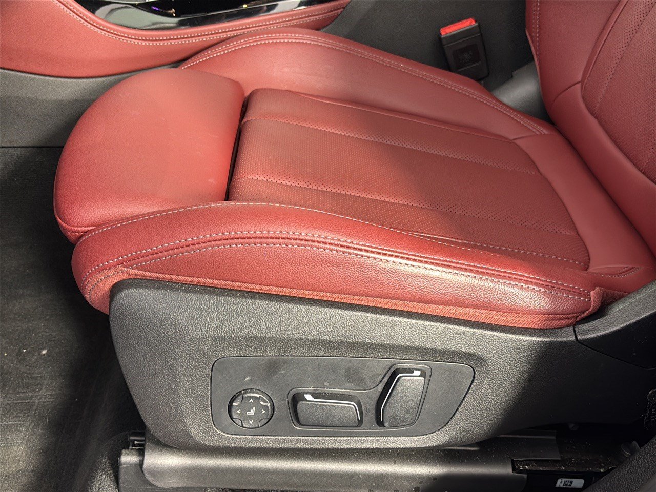 Certified 2025 BMW X4 M40i w/ Premium Package AWD/4WD image 16