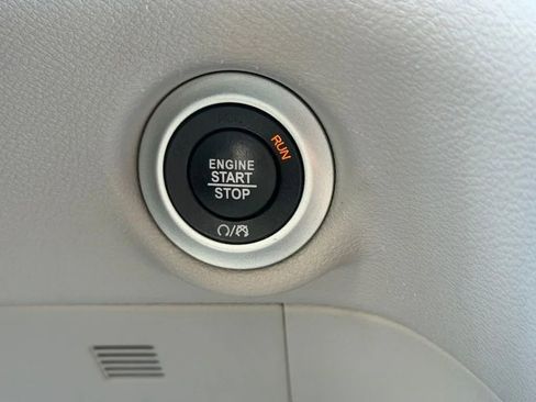 Used 2023 Chrysler Pacifica Touring-L image 19