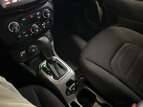 Used 2022 Jeep Renegade Latitude w/ Convenience Group AWD/4WD image 27