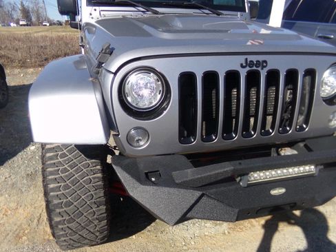 Used 2017 Jeep Wrangler Unlimited Sahara image 4