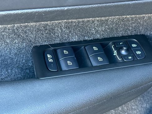 Used 2021 Volvo XC40 T5 Momentum w/ Premium Package image 12