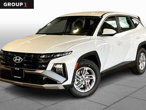 Used 2025 Hyundai Tucson SE image 1