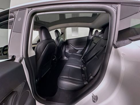 Used 2022 Tesla Model Y Long Range image 26