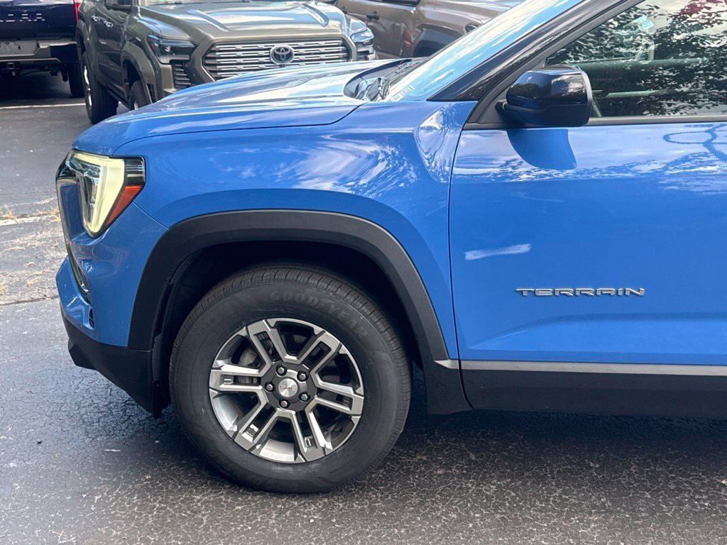 Used 2025 GMC Terrain Elevation AWD/4WD image 2