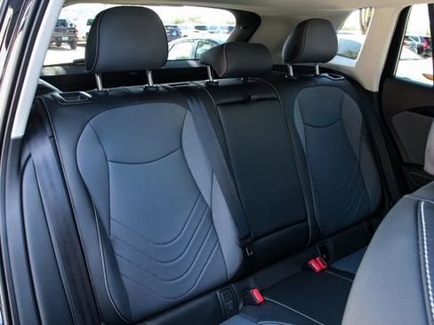 Certified 2025 Volkswagen Tiguan SE image 32