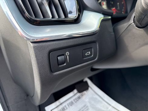 Used 2018 Volvo XC60 T5 Momentum w/ Vision Package image 37