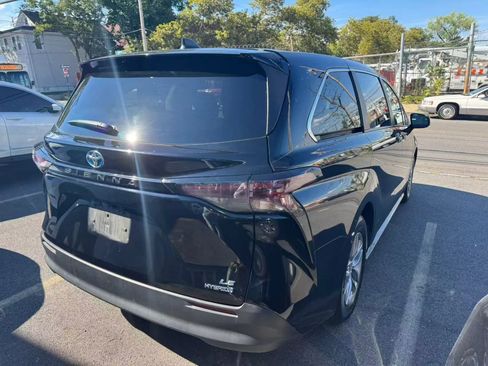 Used 2024 Toyota Sienna LE FWD image 5