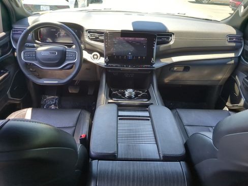Used 2024 Jeep Wagoneer L Series III w/ Flexible Seating Group AWD/4WD image 28
