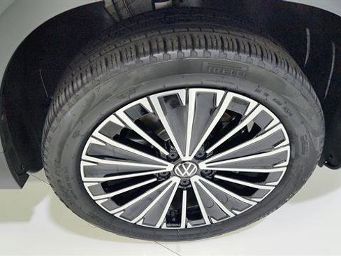 Used 2025 Volkswagen Taos SE image 33