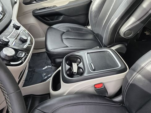 Certified 2024 Chrysler Pacifica Touring-L image 13