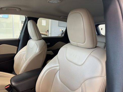 Used 2018 Jeep Cherokee Limited w/ Luxury Group AWD/4WD image 11