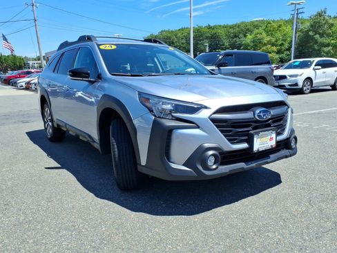Used 2024 Subaru Outback Premium AWD/4WD image 3
