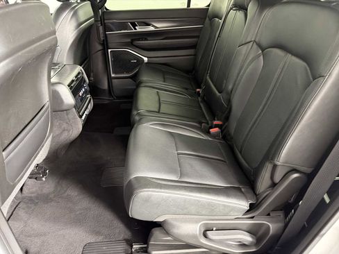 Used 2023 Jeep Wagoneer L Series II AWD/4WD image 20
