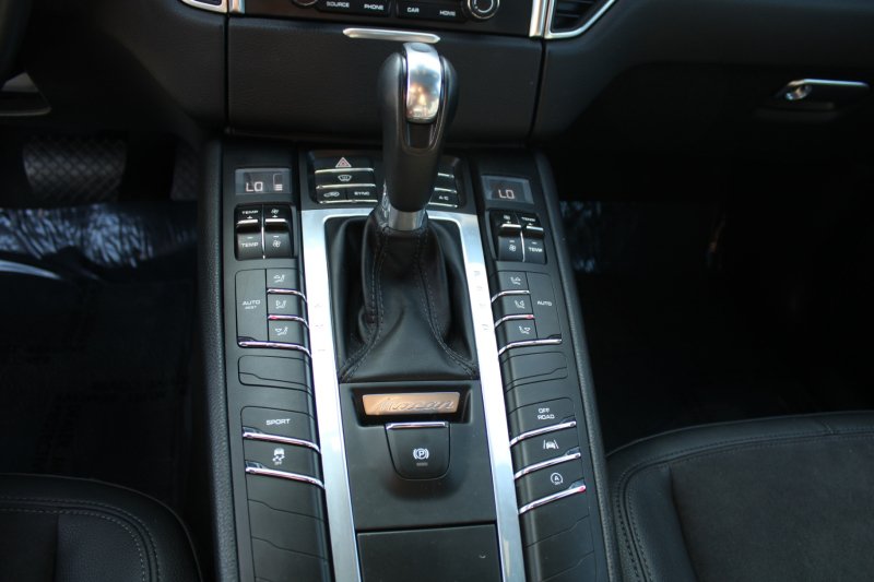 Used 2018 Porsche Macan AWD/4WD image 17