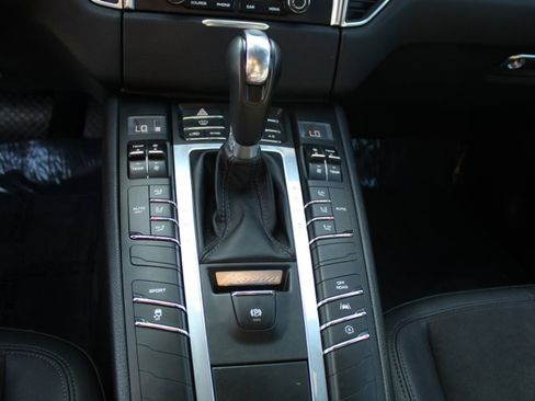 Used 2018 Porsche Macan image 17