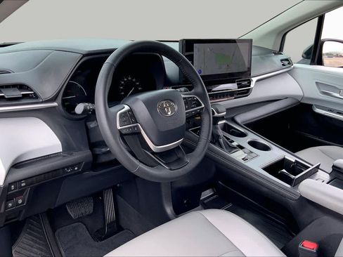 Certified 2026 Toyota Sienna XLE FWD image 17