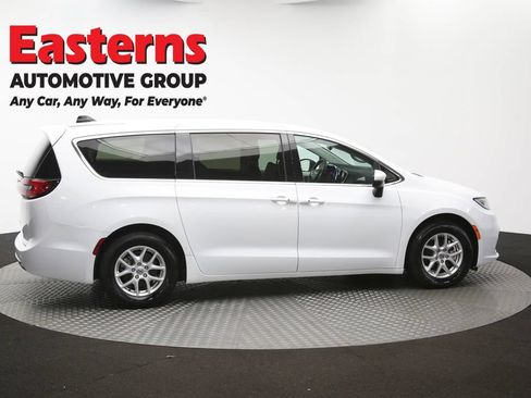 Used 2023 Chrysler Pacifica Touring-L FWD image 45