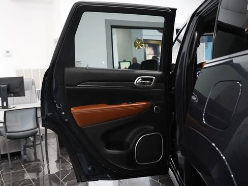 Used 2016 Jeep Grand Cherokee SRT image 22