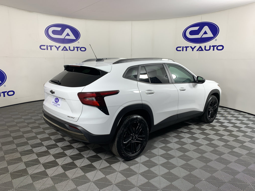 Used 2025 Chevrolet Trax ACTIV w/ Sunroof Package FWD image 3