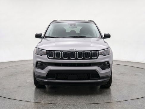 Used 2025 Jeep Compass Limited AWD/4WD image 2