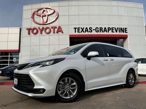 Used 2025 Toyota Sienna XLE image 2