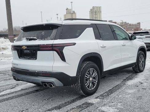 Used 2025 Chevrolet Traverse LT image 2