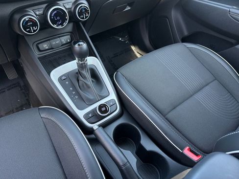 Used 2025 Hyundai Venue Limited FWD image 18