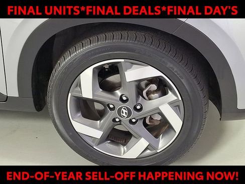 Certified 2024 Hyundai Venue SEL image 9