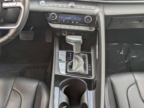 Used 2025 Hyundai Elantra Limited image 18