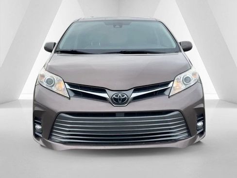 Used 2019 Toyota Sienna XLE FWD image 2