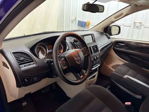 Used 2018 Dodge Grand Caravan SE w/ UConnect Hands-Free Group image 26